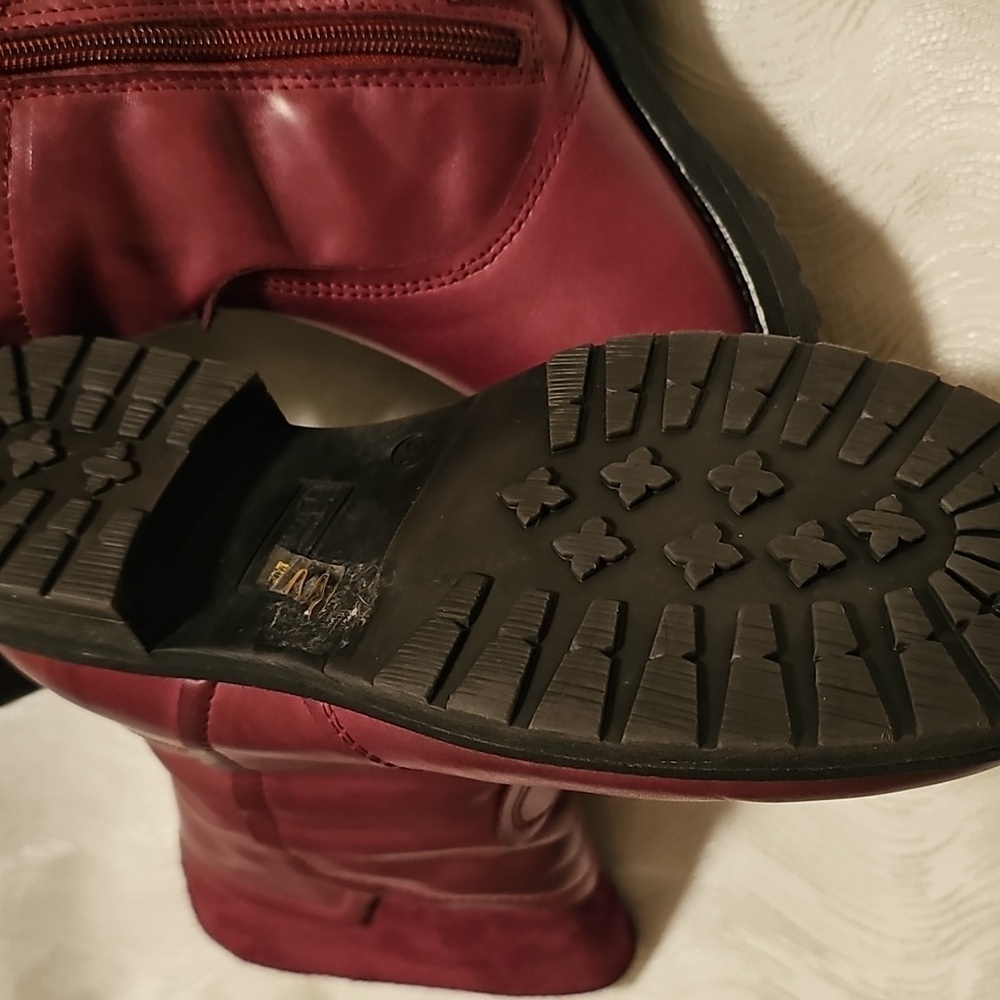 Umberto Raffini Red Heeled Boots with Polished Leather and Classic Design - Picture 3 of 12